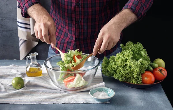 Homem cozinhar salada — Fotografia de Stock