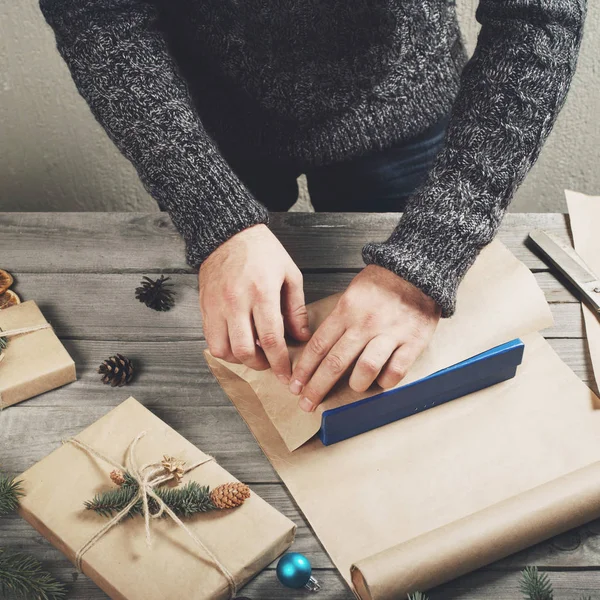 Erkek el Noel hediye paketi