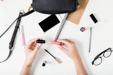 kadın aksesuar ile düz yatıyordu stili