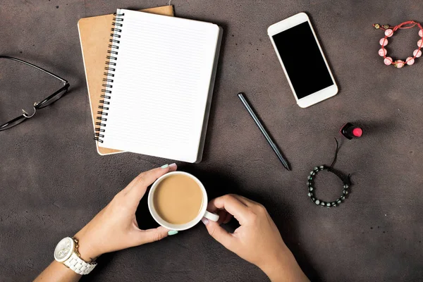 Manos de mujer sosteniendo taza de café — Foto de Stock