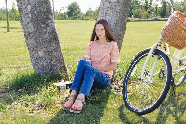 Not defterine yazan genç kadın.