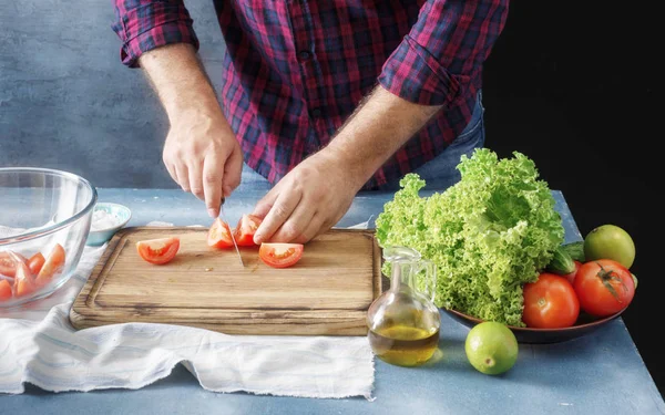 Homem cozinhar salada — Fotografia de Stock