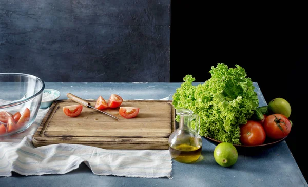 Kesme tahtalı mutfak masası.