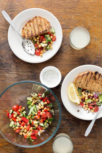 Salada, torrada e limonada caseira — Fotografia de Stock