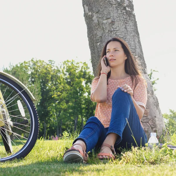 Genç kadın telefonla iletişim kurar. 