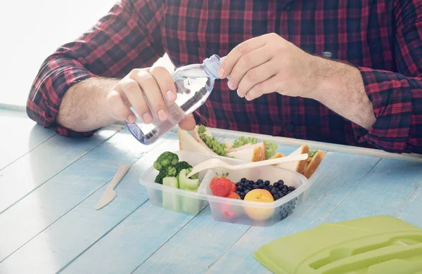Man eating  healthy lunch — Stock Photo, Image