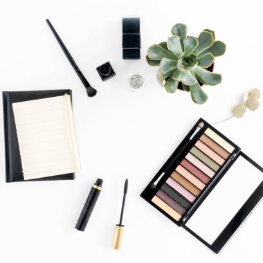 Düz yatıyordu. Makyaj arka plan