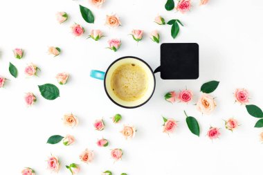 fincan kahve ve pembe güller