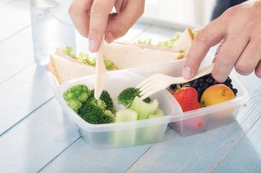 Genç adam sağlıklı bir yemek yiyor 