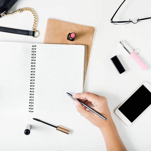 Donna scrittura a mano nel quaderno — Foto Stock