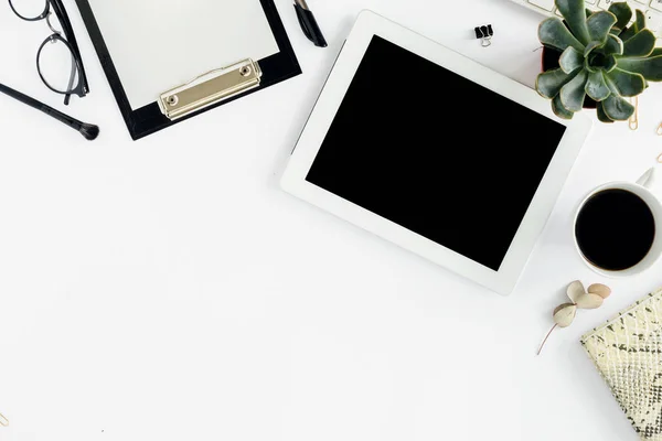 White tablet with clipboard, keyboard — Stock Photo, Image
