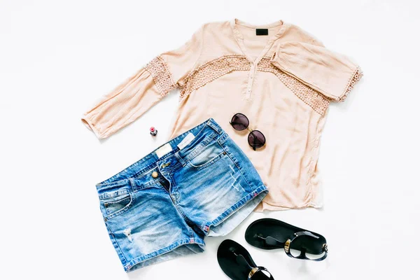 Roze blouse denim shorts, sandalen — Stockfoto