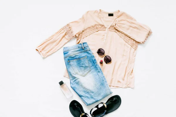 Roze blouse, jeans, sandalen — Stockfoto