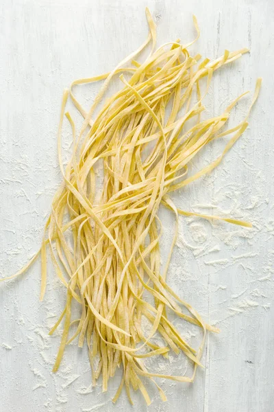 Beyaz ahşap bir masa üzerinde erişte