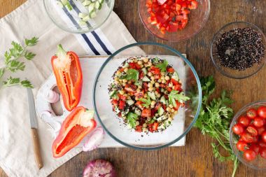 Malzemelerle vejetaryen salata