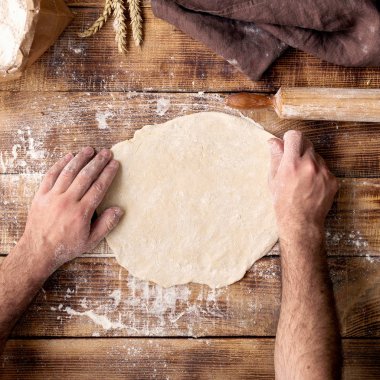 Adam hamur hazırlar