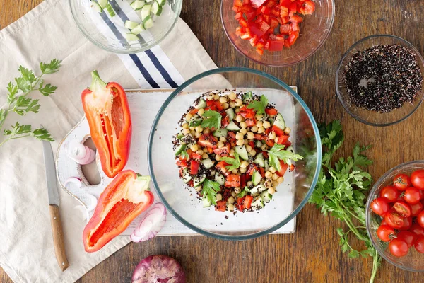 Malzemelerle vejetaryen salata