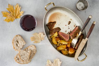 Dilim patates ile dana biftek