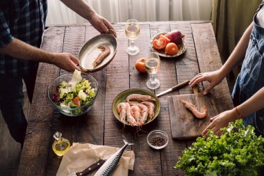 Birlikte yemek pişiren çift.