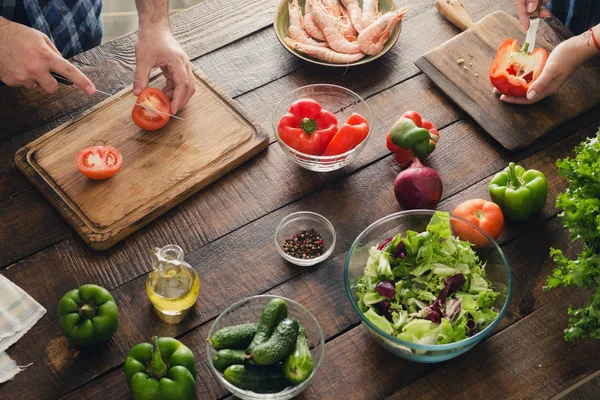  Birlikte yemek pişiren çift.