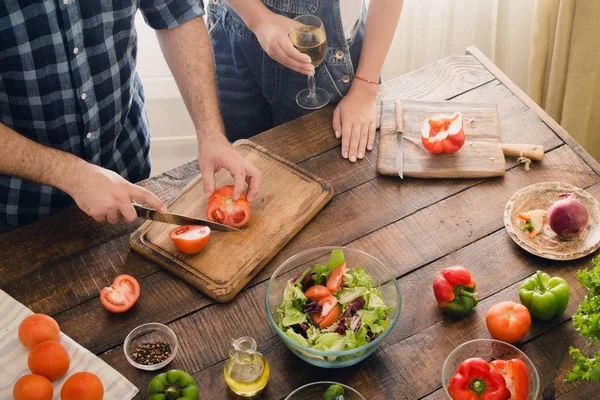 Ehemann kocht Abendessen — Stockfoto