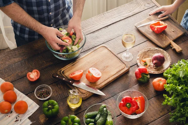 Married couple cooking together — Stock Photo, Image