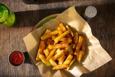 Ketçaplı patates kızartması. 