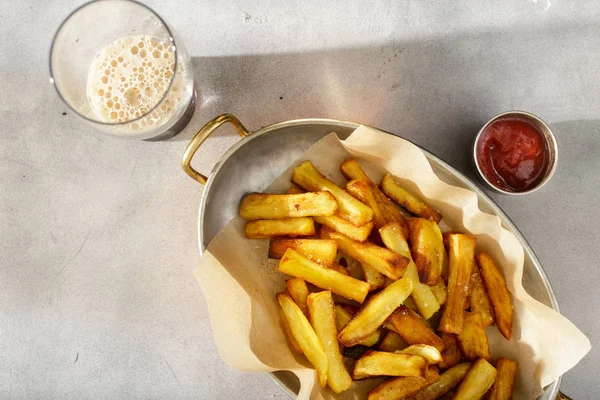  ketçap ve ışık karanlık bira cam yüzey kadar yakın, 