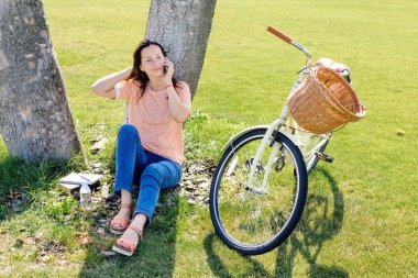 kadın telefonla konuşuyor