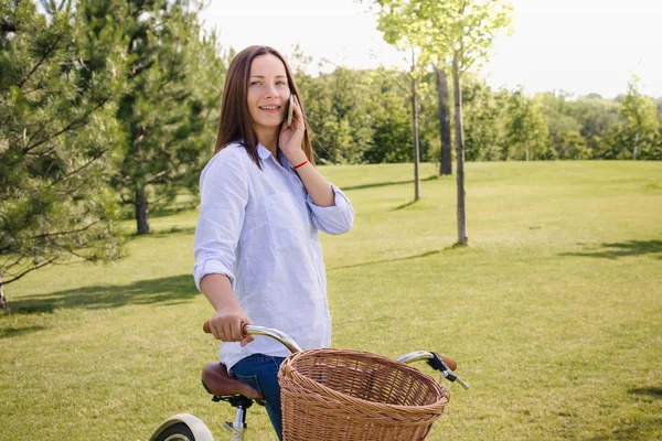 女人在讲电话 — 图库照片