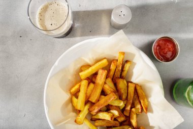 Ketçaplı patates kızartması. 