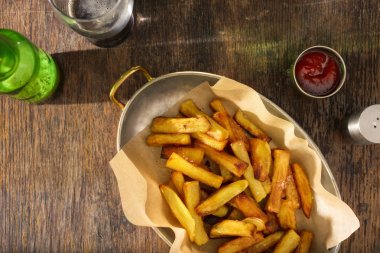 Ketçaplı patates kızartması. 