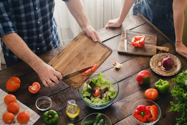 Pareja cocinando juntos — Foto de Stock