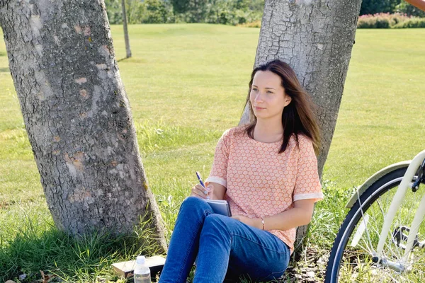  ağacın altında oturan kadın 