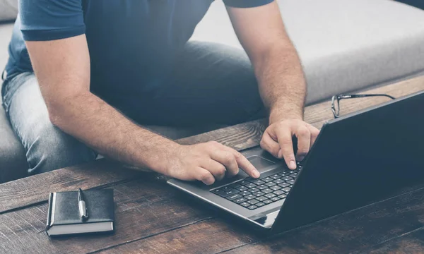 Pengusaha yang bekerja dengan laptop — Stok Foto