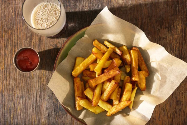 Ketçaplı patates kızartması. 