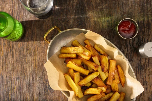 Ketçaplı patates kızartması. 