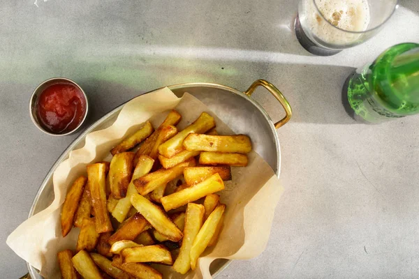 Картоплю фрі з кетчупом. — стокове фото