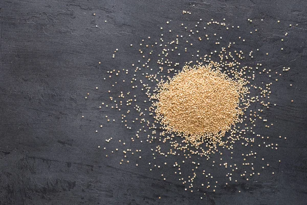Quinoa su sfondo scuro — Foto Stock
