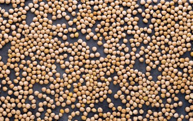 Koyu arka plan üzerinde çiğ nohut