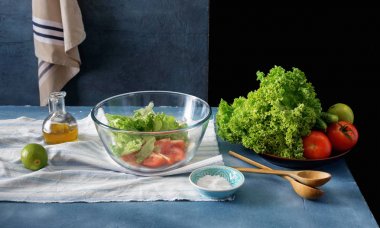 Bir kase sebze salatası.