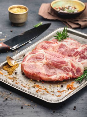 Baharat bir tepsi ile çiğ biftek