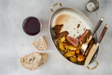 Dilim patates ile dana biftek 