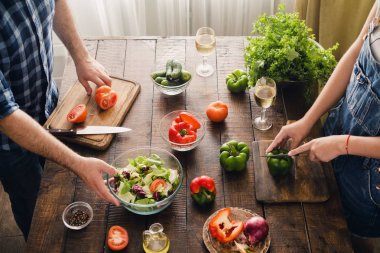 Çift birlikte yemek 