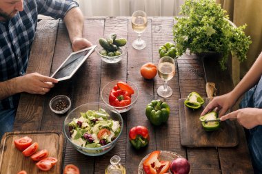  Birlikte yemek pişiren çift.