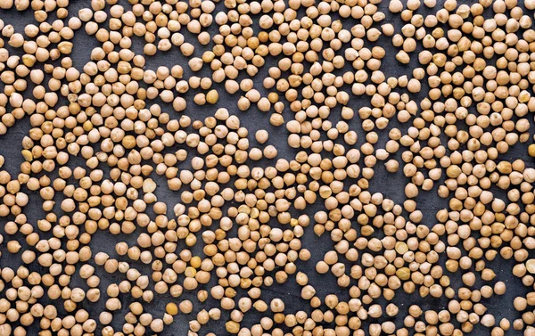 Koyu arka plan üzerinde çiğ nohut