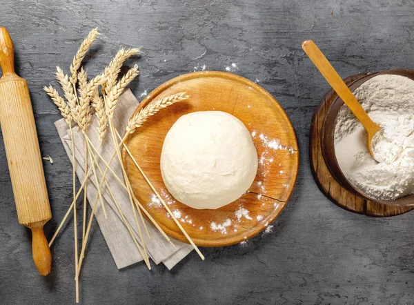 Pasta fresca cruda su superficie scura — Foto Stock