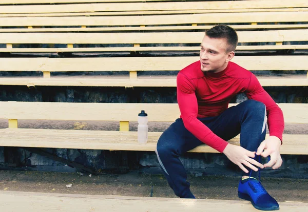 Un atleta preparándose para correr — Foto de Stock