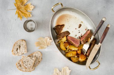 Dilim patates ile dana biftek 