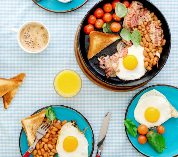 Стол для завтрака с различными здоровым питанием — стоковое фото